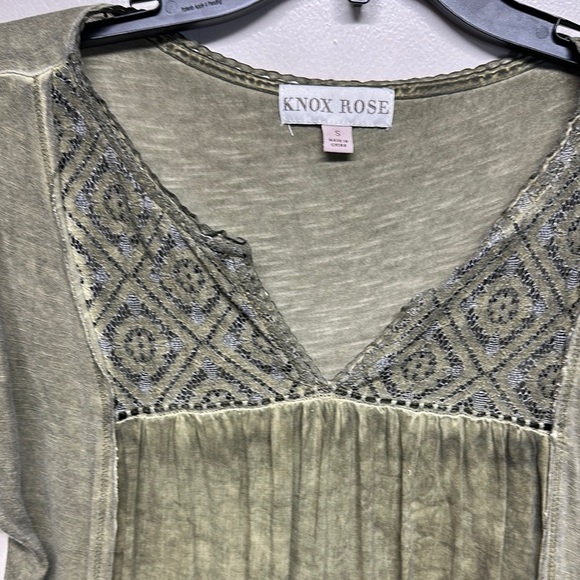 Knox Rose Green Graphic Ruffled Blouse - Picture 2 of 10